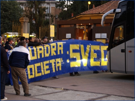 Iniziativa: Cambiare voi (tutti), tifare noi (sempre). Ultras e tifosi fermano il pullman della squadra davanti ai cancelli del Tardini, dietro lo striscione ''Squadra - Societ: sveglia''