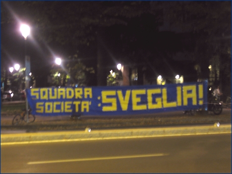 Striscione BOYS in viale Partigiani: ''Squadra - Societ: sveglia''