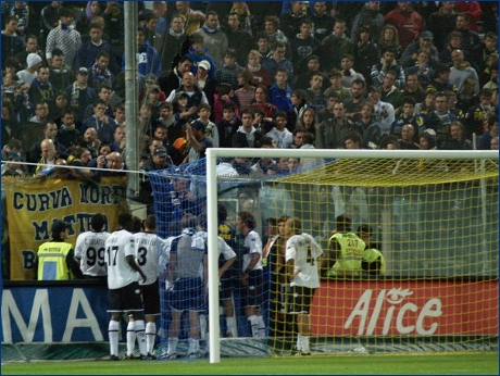 Esplode la contestazione di ultras e tifosi. La squadra sotto la Curva Nord