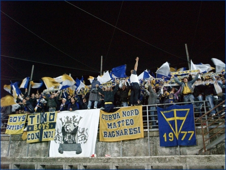 BOYS PARMA a Brescia per Brescia-PARMA. Sciarpe alzate e bandierine al vento dietro gli striscioni: ''BOYS Diffidati'', ''Tino con noi - BOYS'', stendardo del Bagna, ''Curva Nord Matteo Bagnaresi'', Scudo crociato BOYS