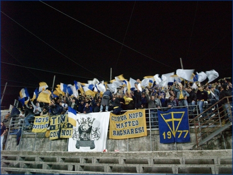 BOYS PARMA a Brescia per Brescia-PARMA. Bandierine al vento dietro gli striscioni: ''BOYS Diffidati'', ''Tino con noi - BOYS'', stendardo del Bagna, ''Curva Nord Matteo Bagnaresi'', Scudo crociato BOYS