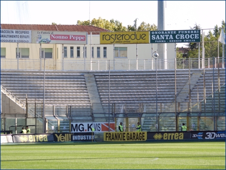 PARMA-Modena 2008/09. Il settore ospiti dello stadio Tardini desolatamente vuoto