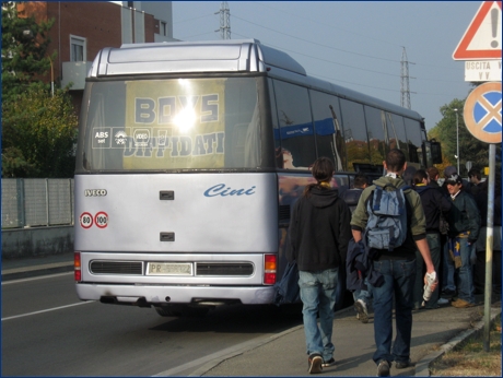 Trasferta di Treviso, pronti alla partenza. Il pullman e il pulmino BOYS a PARMA, in via Calestani