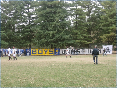 Parma, campetti di via Zarotto. Striscioni: ''Rangers'' dei Rangers Empoli, ''BOYS'', ''Ultras liberi'' e lo stendardo del Bagna dei BOYS Parma