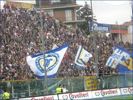 BOYS, Curva Nord Matteo Bagnaresi di Parma. Il nostro tifo. Bandieroni azzurri e giallobl sventolano insieme