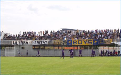 Panoramica della gradinata. Sulla sinistra striscione BOYS 'Ultras Liberi'