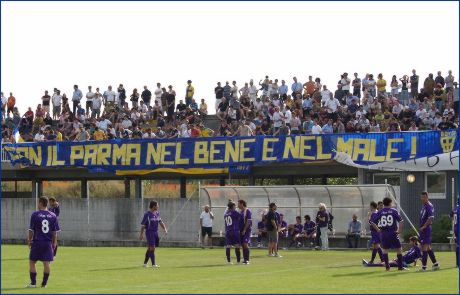 Striscione BOYS in gradinata: 'Con il Parma nel bene e nel male!'