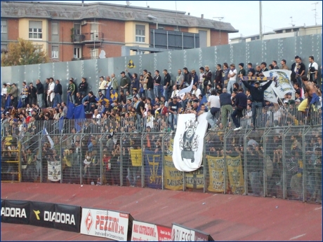 BOYS PARMA a Mantova per Mantova-PARMA. Lo stendardo del Bagna appeso alla rete, per ricevere i giocatori sotto la Curva. Questa vittoria  per lui