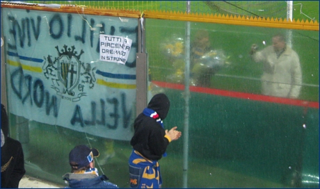 Frank e Lucarelli depongono mazzi di fiori ai piedi dello striscione per Emilio