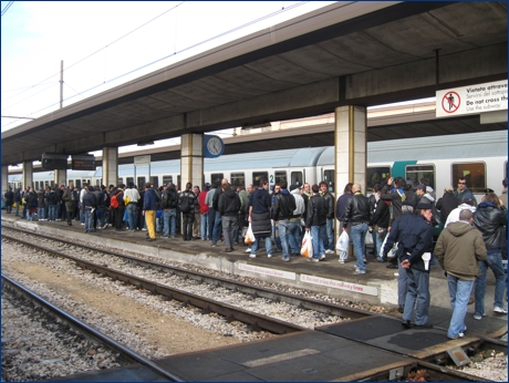 Trasferta di Piacenza. BOYS a PARMA 1977 in stazione Fs a Parma