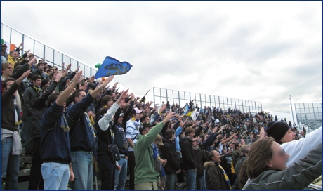 Parmigiani a Piacenza per Piacenza-PARMA. Mani verso il campo