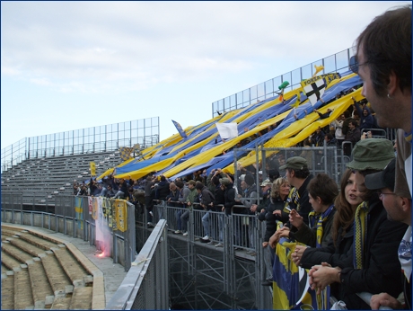 BOYS PARMA 1977 a Piacenza per Piacenza-PARMA. Coreografia con strisce di plastica gialle e blu