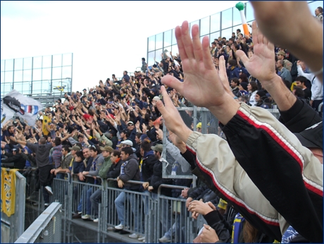 Parmigiani a Piacenza per Piacenza-PARMA. Mani verso il campo