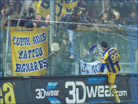 Lucarelli depone uno mazzo di fiori ai piedi dello striscione ''La Nord ricorda Adriano''