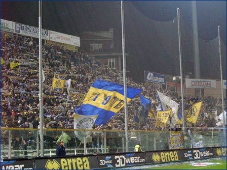 Curva Nord Matteo Bagnaresi di Parma. Sciarpata