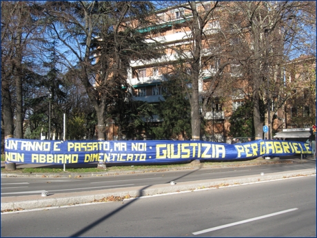 Striscione BOYS in v.le Partigiani: ''Un anno  passato ma noi non abbiamo dimenticato: giustizia per Gabriele''