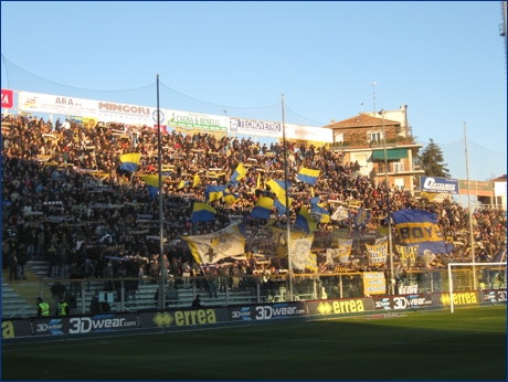 Curva Nord Matteo Bagnaresi di Parma. Sciarpata