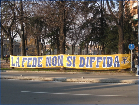 Striscione BOYS in v.le Partigiani: ''La fede non si diffida''