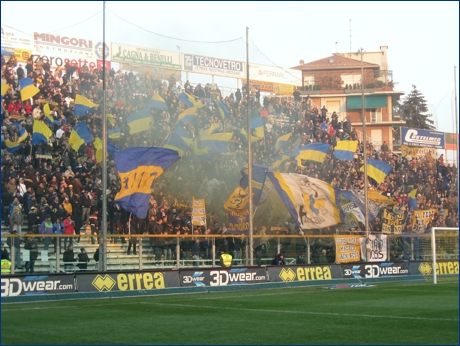 BOYS, Curva Nord Matteo Bagnaresi di Parma. Bandieroni, bandiere e fumogeni