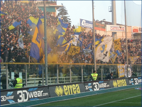 BOYS, Curva Nord Matteo Bagnaresi di Parma. Bandieroni, bandiere e fumogeni