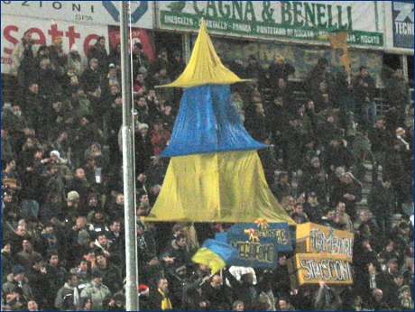 BOYS, Curva Nord Matteo Bagnaresi di Parma. Albero di Natale giallobl attorniato da pacchi che simboleggiano la libert di tifo