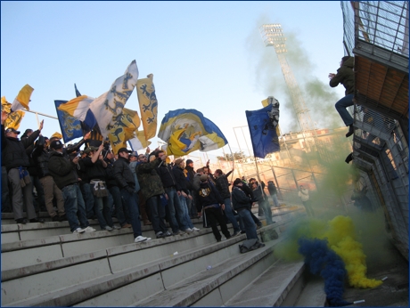 BOYS PARMA 1977 a Vicenza per Vicenza-PARMA. Tifo con bandiere e fumogeni