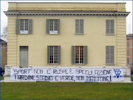 Striscione BOYS in p.le Risorgimento: '''Sport'' non  ruspe e speculazione. Tardini: stadio e verde, non mattone! BOYS 1977'