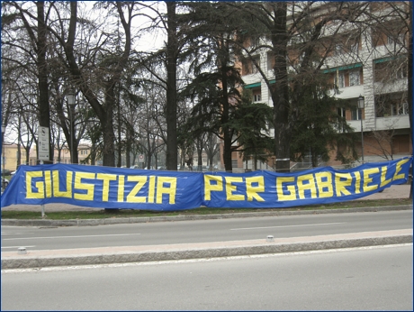 Striscione BOYS in v.le Partigiani: ''Giustizia per Gabriele''