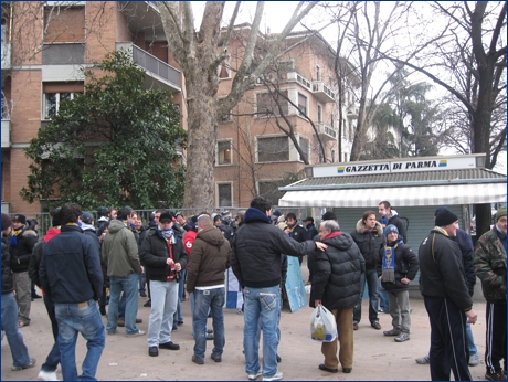 Ultras e tifosi in viale Partigiani per brindare insieme