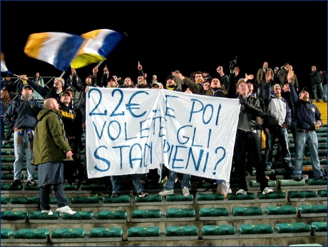 BOYS PARMA 1977 ad Ancona per Ancona-PARMA. Striscione: ''22 €.. e poi volete gli stadi pieni?''