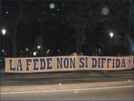 Striscione BOYS in viale Partigiani: ''La fede non si diffida''