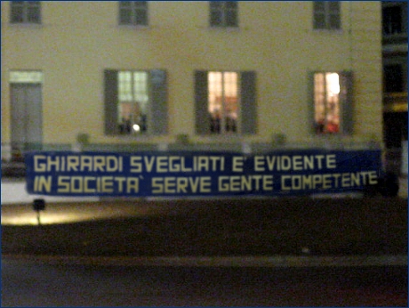 Striscione BOYS in p.le Risorgimento: ''Ghirardi svegliati  evidente in societ serve gente competente''