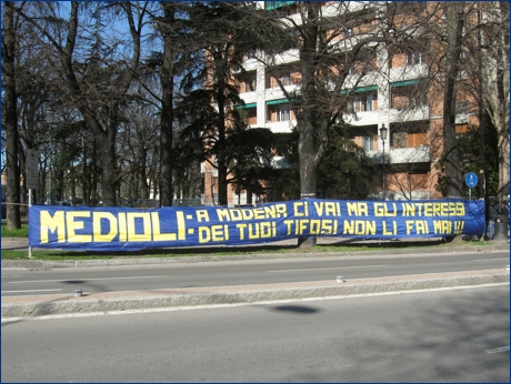 Striscione BOYS in viale Partigiani: ''Medioli: a Modena ci vai mai gli interessi dei tuoi tifosi non li fai mai!!!''