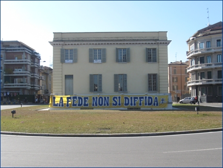 Striscione BOYS in p.le Risorgimento: ''La fede non si diffida''