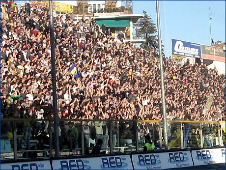 BOYS, Curva Nord Matteo Bagnaresi di Parma. Mani alzate