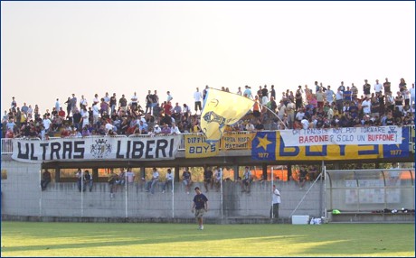 Striscioni BOYS in gradinata: 'Ultras liberi', 'Diffidati BOYS', 'Curva Nord Matteo Bagnaresi', 'BOYS', 'Tino con noi - BOYS'