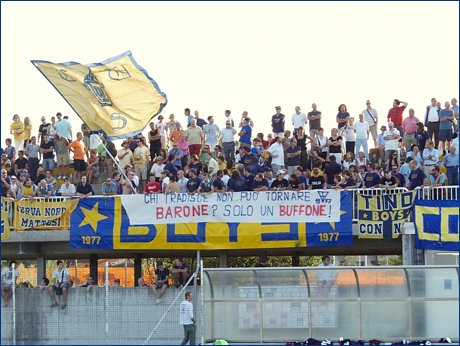 Striscione BOYS in gradinata: 'Chi tradisce non pu tornare. Barone? Solo un buffone! 1977'