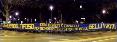 Striscione BOYS in viale Partigiani: ''Tessera del tifoso con divieti e tornelli per rendere gli stadi pi belli... belli vuoti!''