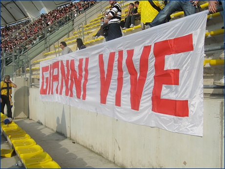 BOYS PARMA 1977 a Bari per Bari-PARMA. Striscione: ''Gianni vive''