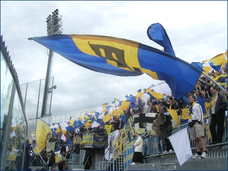 Tifoseria del Parma a Livorno. Coreografia di bandiere all'ingresso dei crociati