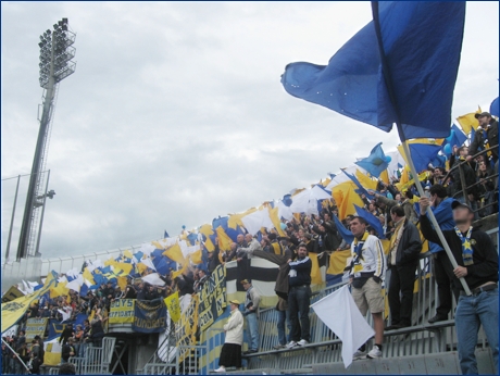 Tifoseria del Parma a Livorno. Coreografia di bandiere all'ingresso dei crociati