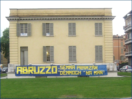 Striscione BOYS in p.le Risorgimento: ''Abruzzo: smma pramzn, dmmogh 'na man!''