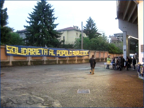 BOYS, sotto la Curva Nord Matteo Bagnaresi di Parma. Striscione: ''Solidariet al popolo abruzzese'' e banchetto BOYS e Caritas per raccolta fondi