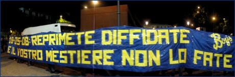 Protesta BOYS fuori dai cancelli del Tardini, con striscione: ''18-05-08: reprimete diffidate e il vostro mestiere non lo fate - BOYS''