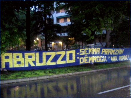 Striscione BOYS in viale Partigiani: ''Abruzzo: smma pramzn, dmmogh 'na man!''