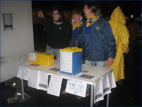 Ultras per l'Abruzzo. Banchetto BOYS raccolta fondi in Curva Nord