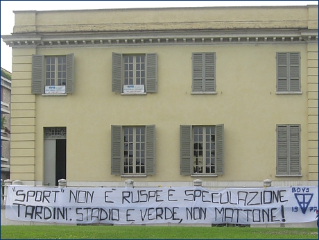 Striscione BOYS al Petitot di p.le Risorgimento: '''Sport'' non  ruspe e speculazione. Tardini: stadio e verde, non mattone! BOYS 1977''