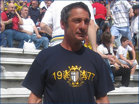 Massimo Barbuti, l'idolo della Nord. In Curva con la maglietta dei BOYS