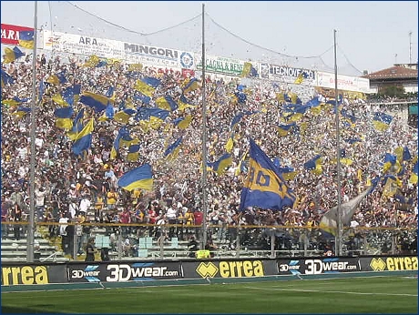 Curva Nord Matteo Bagnaresi di Parma. Coriandolata BOYS