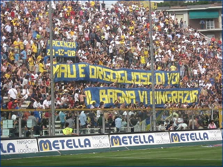 BOYS, Curva Nord Matteo Bagnaresi di Parma. Striscioni: ''Piacenza 20-12-08. Mau  orgoglioso di voi. Il Bagna vi ringrazia''